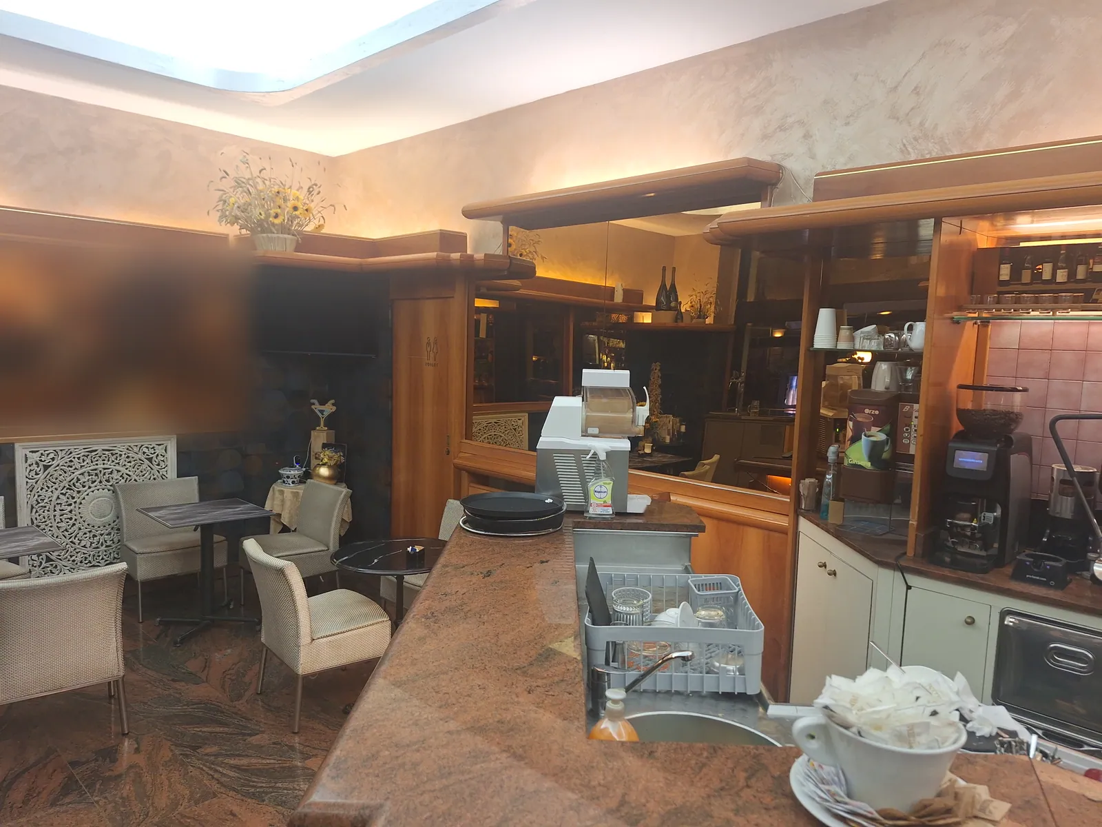 Il bancone del bar visto dalla sala